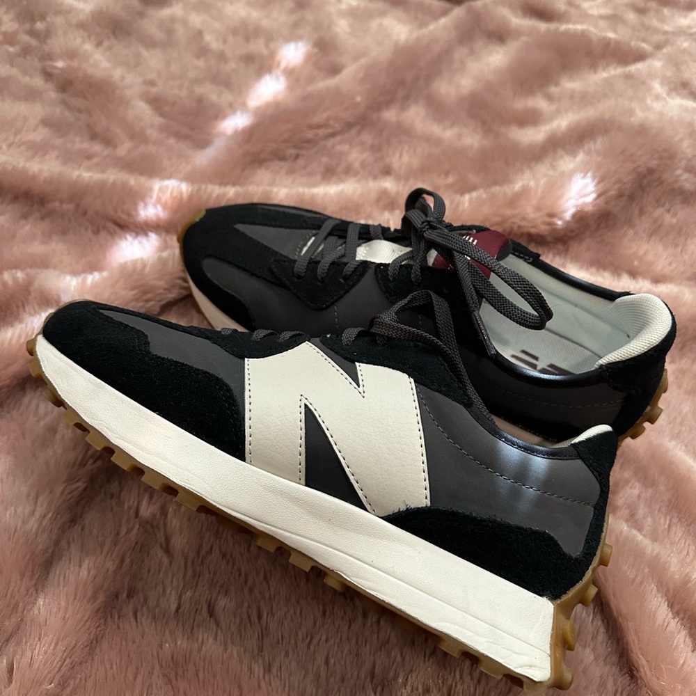 New Balance Women's 327 Size 8.5